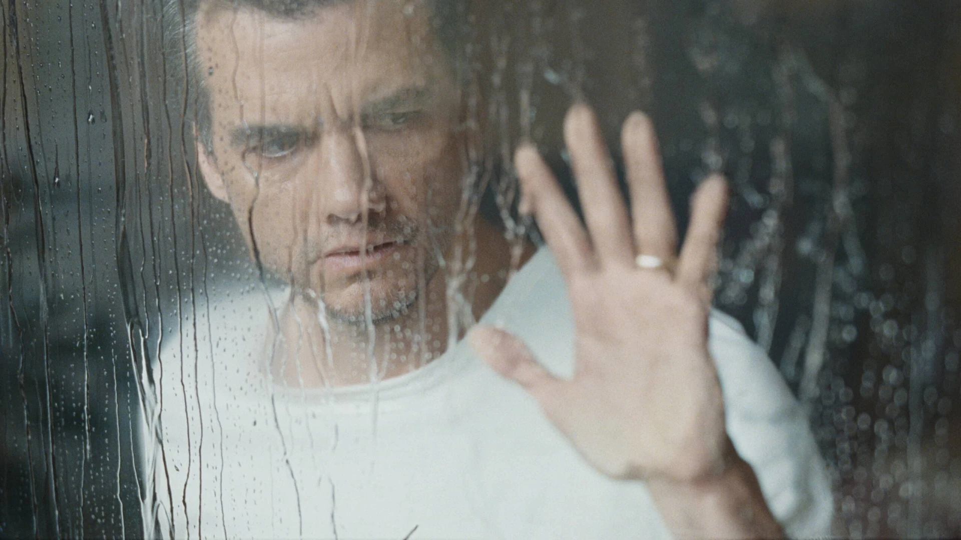 Primeiro olhar sobre o filme de terror e ficção científica 'The Last House', estrelado por Wagner Moura e Greta Lee.